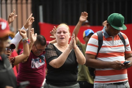 遭袭后的委内瑞拉：药店排队、油站关闭、民众集会抗议