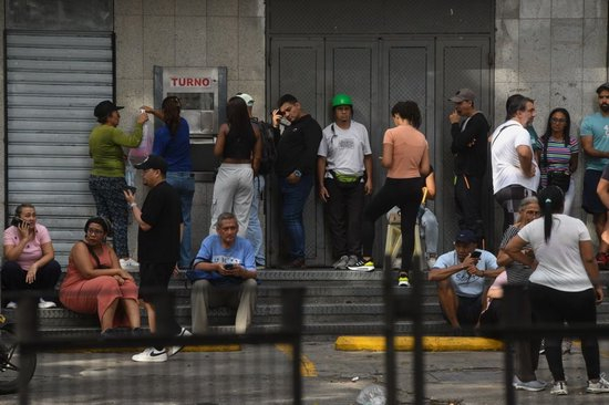 遭袭后的委内瑞拉：药店排队、油站关闭、民众集会抗议