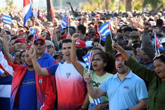 遭袭后的委内瑞拉：药店排队、油站关闭、民众集会抗议