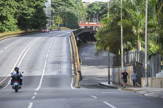 遭袭后的委内瑞拉：药店排队、油站关闭、民众集会抗议