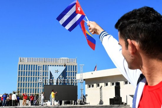 遭袭后的委内瑞拉：药店排队、油站关闭、民众集会抗议