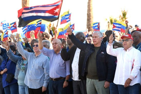 遭袭后的委内瑞拉：药店排队、油站关闭、民众集会抗议