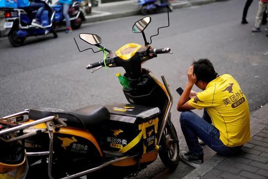外卖骑手和他的电动车