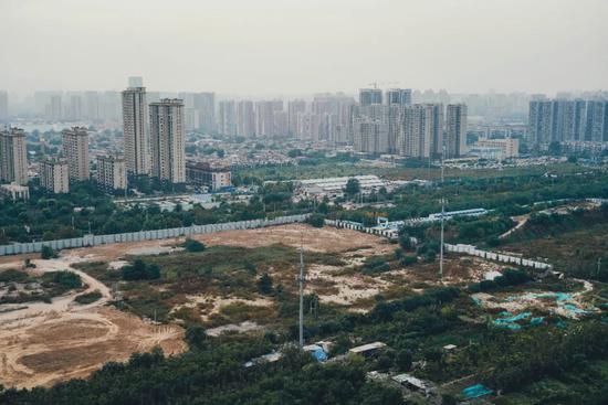 贾村的周围还在继续建设,最终这里将是现代化的小区和商区。