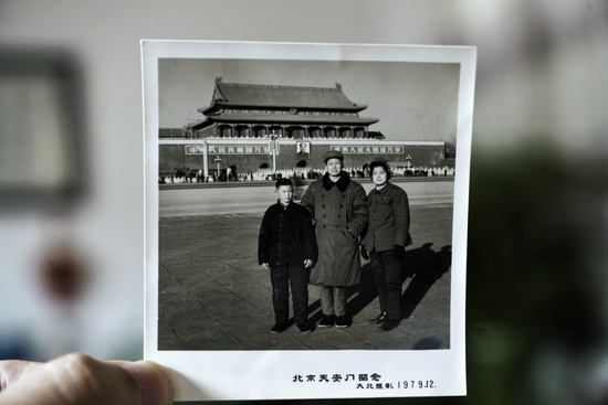 这张照片,是郭会增唯一一张与姐姐的合影。摄影:樊夫