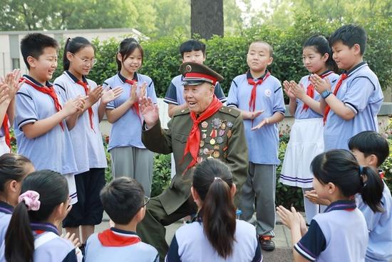 “伟大时代呼唤伟大精神，崇高事业需要榜样引领”——以习近平同志为核心的党中央关心功勋荣誉表彰工作纪实