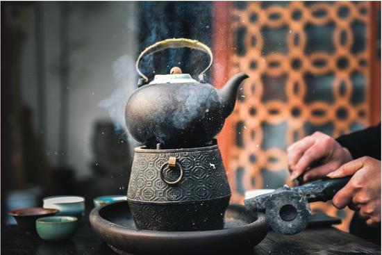 没有什么比在冬天喝上一杯热茶更治愈的事了。/图虫