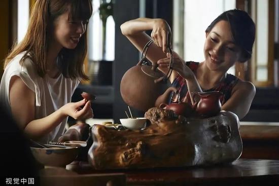 茶馆提供了社交与宣泄的场所。/视觉中国