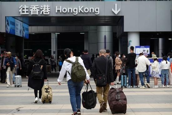 ▲ 内地与香港全面“通关”首个周末,众多游人从罗湖口岸出入境。图 / 视觉中国