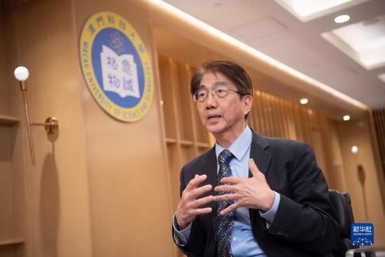 5月24日,澳门科技大学校长李行伟接受采访。新华社记者 张金加 摄