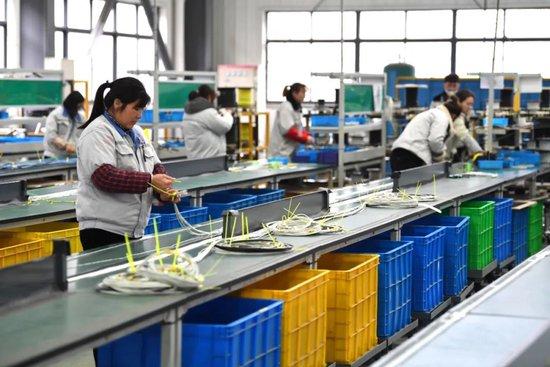 图为地处皖苏交界的安徽滁州来安县汊河轨道交通装备产业园内,工作人员在一家轨道交通装备企业生产线上忙碌。新华社记者刘军喜 摄