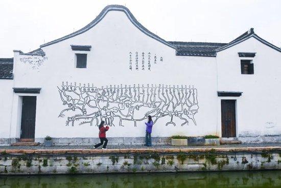 图为游客在位于太湖南岸的浙江湖州吴兴区织里镇义皋村的古村落景区游览。新华社记者徐昱 摄