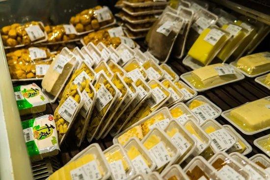 某公司申请了“千页豆腐”产品商标后,市场上出现了“千夜豆腐”、“千冶豆腐”等名称,目前“千页豆腐”已从商标退化为通用名称 / 图虫创意