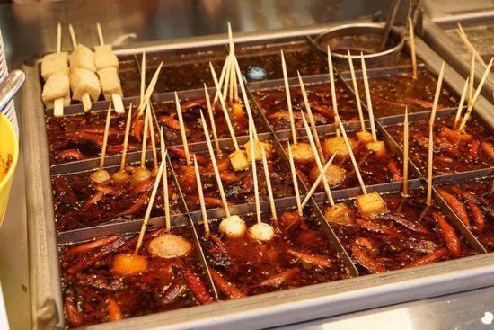 在关东煮中,吸满汤汁的豆制品往往是人们的必点食材 / 图虫创意