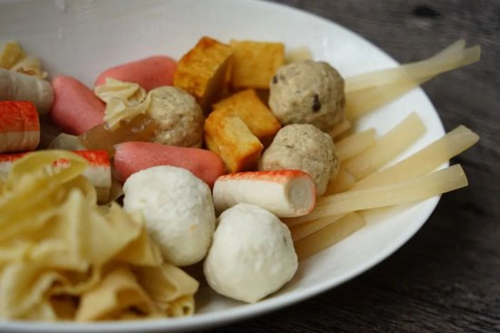 速冻火锅食品为了提升口感、延长保质期,通常会使用食品添加剂 / 图虫创意
