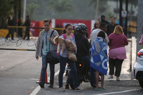 遭袭后的委内瑞拉：药店排队、油站关闭、民众集会抗议