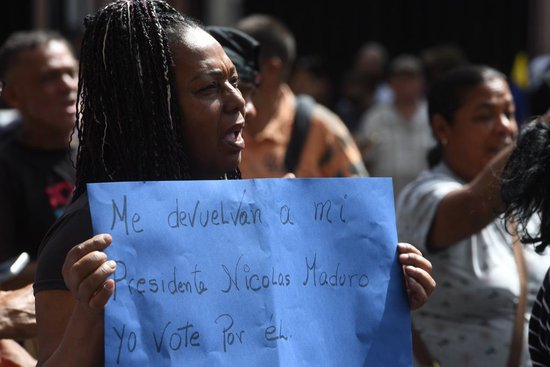 遭袭后的委内瑞拉：药店排队、油站关闭、民众集会抗议