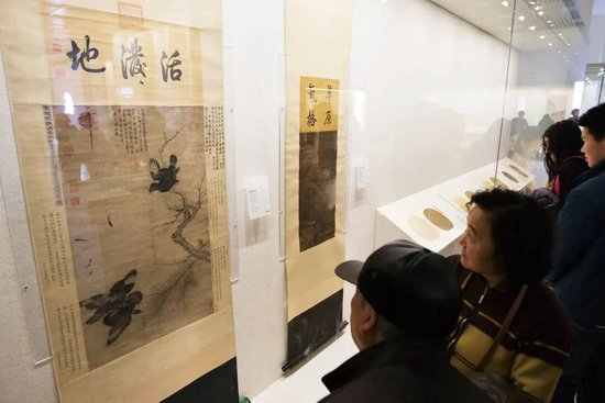 鉴定伪作后，文物的去向要向捐赠人报告吗？