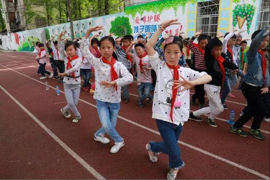 近两年,不少学校开始推行“戏曲广播体操”,看孩子们的表情很不情愿