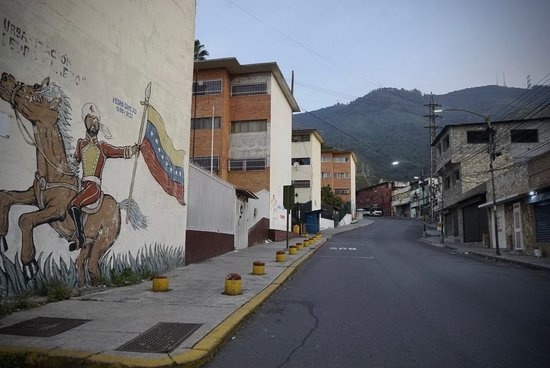 遭袭后的委内瑞拉：药店排队、油站关闭、民众集会抗议