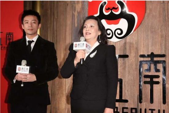 ▲ 汪小菲与母亲张兰一同为俏江南开店剪彩。图 / 网络