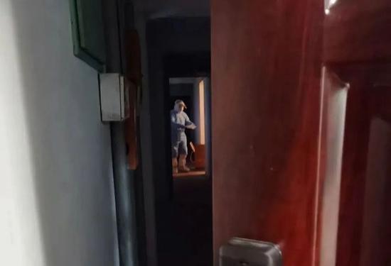 北京一小区内,防疫人员在给居家人员送抗原