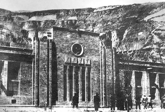 图为1943年11月落成的延安中共中央党校大礼堂,正面墙上镌刻着毛泽东同志的题词“实事求是”(资料照片)。 新华社发
