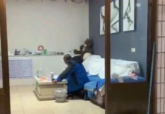 岳柠栀核酸阳性之后,一家五口人开始一人一间屋子居住,吃饭也分开来吃,图为其父亲一个人在吃饭