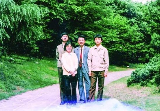 金晓宇少年时的家庭合影
