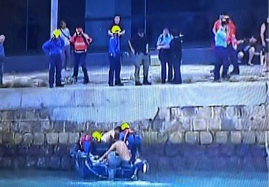 疑追风观浪，香港柴湾一家三口被卷入海，母子不省人事送院