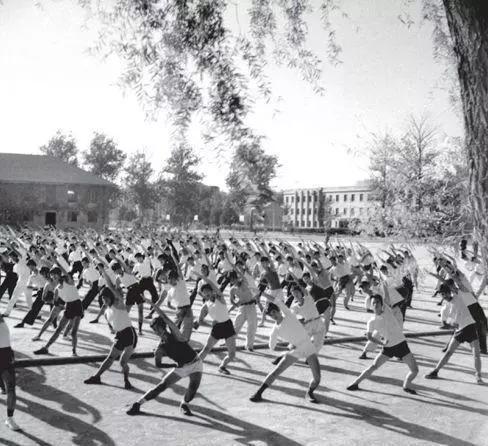 1953年,北京清华大学做广播体操的大学生