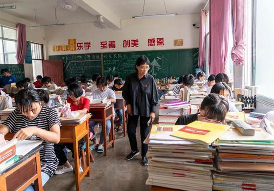 张桂梅在检查学生上课情况