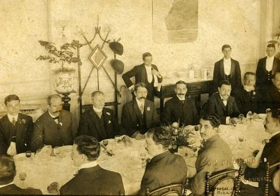 ▲1900年巴黎奥运会,用餐的击剑运动员们
