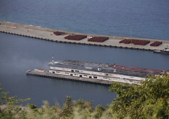 遭袭后的委内瑞拉：药店排队、油站关闭、民众集会抗议