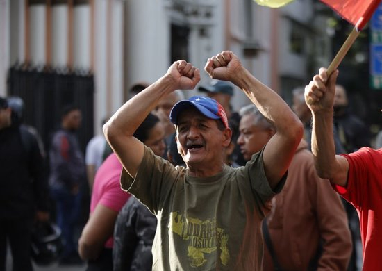 遭袭后的委内瑞拉：药店排队、油站关闭、民众集会抗议