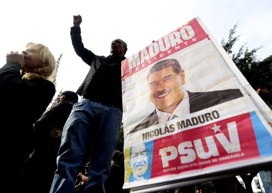 遭袭后的委内瑞拉：药店排队、油站关闭、民众集会抗议