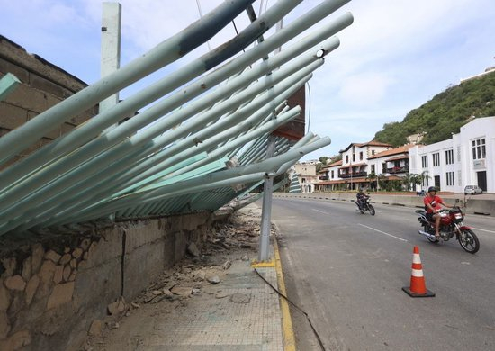 遭袭后的委内瑞拉：药店排队、油站关闭、民众集会抗议