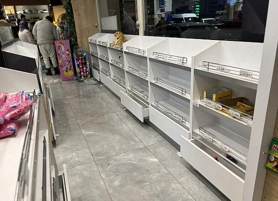 土耳其受灾民众进超市抢劫：疯抢酸奶，抱怨店主不开门