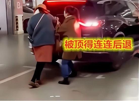 南京某地库停车场,人肉占车位的俩女子遇到狠人。(图/网络)