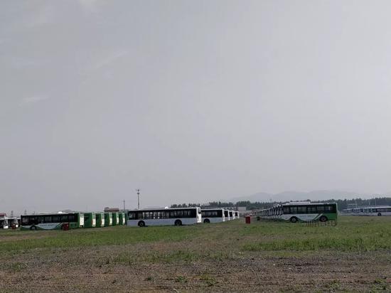 广通汽车大量成车停放在空地