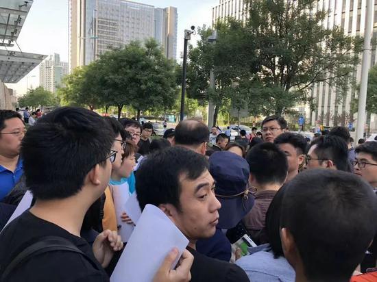 5月19日的天津,关于“落户”的一切,仍在继续。5月19日清晨,天津北方人才市场外的人群 本报记者郭婧婷/摄影