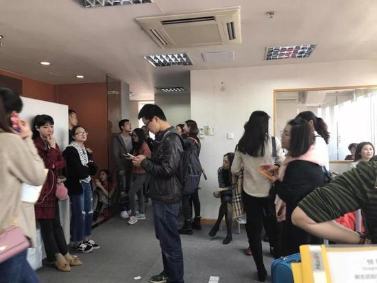 诊所里焦急“等针”的人们