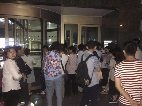 凌晨,仍有申请办理的人群在排队等待