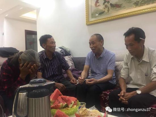 李锦莲在妹妹家中与兄弟姐妹团聚叙旧。新京报记者王巍摄