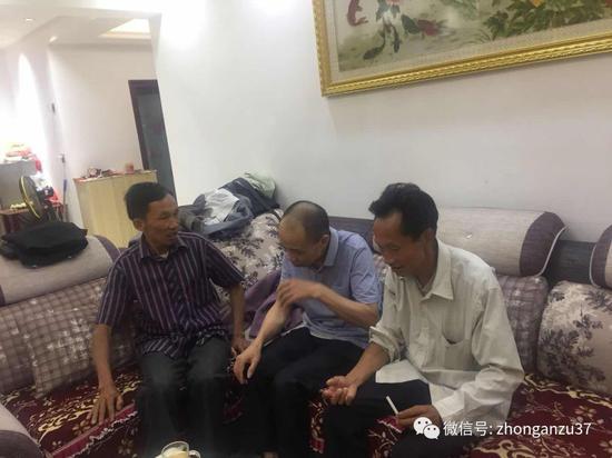 李锦莲在妹妹家中与兄弟姐妹团聚叙旧。新京报记者王巍摄