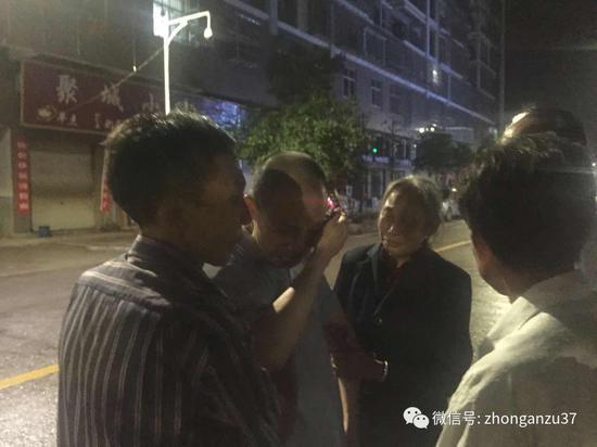 19年来第一次与两个弟弟相见,李锦莲不断擦拭眼泪。新京报记者王巍摄