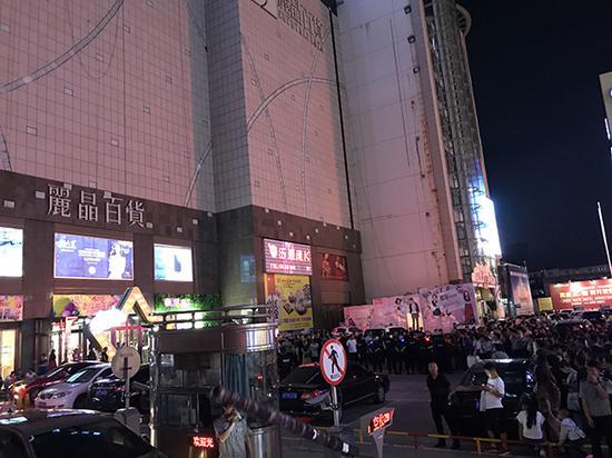 6月26日晚,民众聚集在坠楼事发地祭奠。 澎湃新闻记者 于亚妮 图