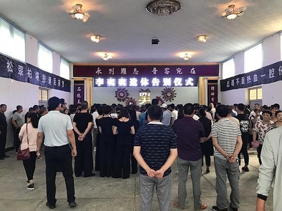 6月29日上午,很多普通民众来到庆阳殡仪馆为李依依送行。 澎湃新闻记者 史含伟 图