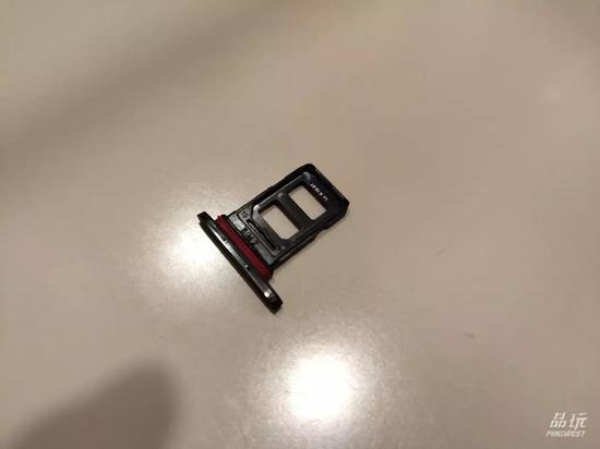 Find X 双面 SIM 卡槽,最大限度减小了双卡设计带来的空间
