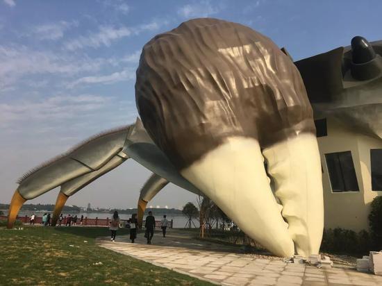 苏州昆山东阳澄湖岸边,一座高约16米的大闸蟹建筑。图/视觉中国